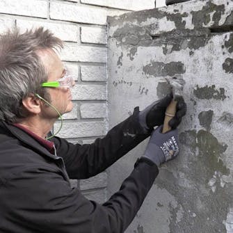 Små hull i pussede vegger: Skrap løs puss og mørtel ut av hullet Små hull i pussede vegger: Skrap løs puss og mørtel ut av hullet